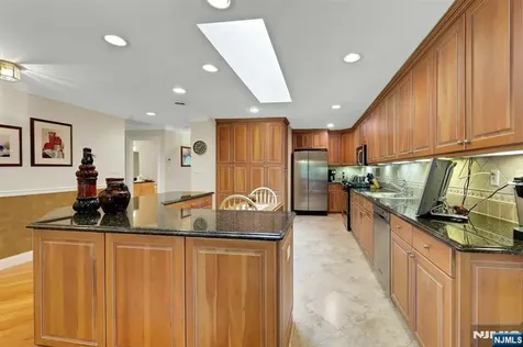 110 Winding Creek Old Tappan NJ 07675