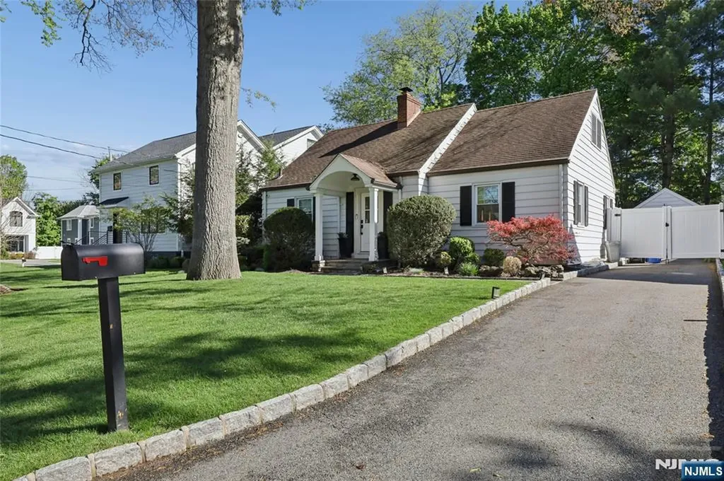 4 Lois Avenue Demarest NJ 07627