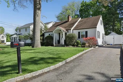 4 Lois Avenue Demarest NJ 07627