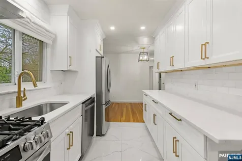 32 Beechwood Road Cresskill NJ 07626
