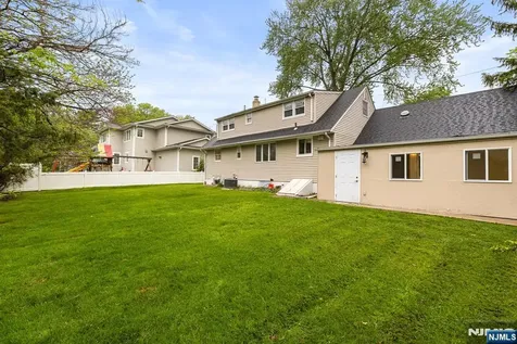 32 Beechwood Road Cresskill NJ 07626