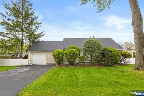 32 Beechwood Road Cresskill NJ 07626
