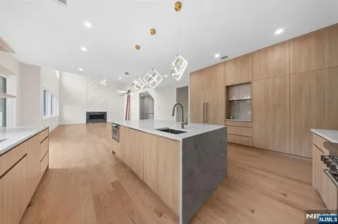 317 Edstan Way Paramus NJ 07652