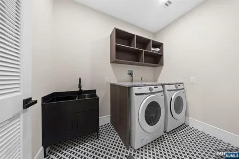 317 Edstan Way Paramus NJ 07652