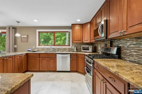 60 Edgemere Road Livingston NJ 07039