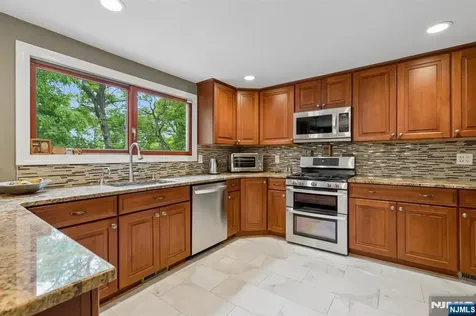 60 Edgemere Road Livingston NJ 07039