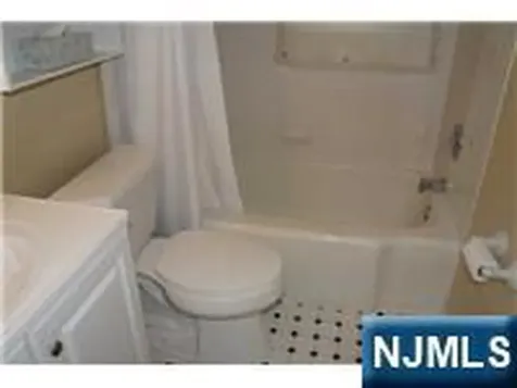 62 Reid Avenue Bergenfield NJ 07621