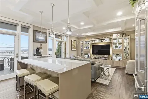 119 Hudson Cove Edgewater NJ 07020