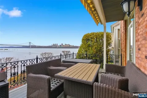 119 Hudson Cove Edgewater NJ 07020