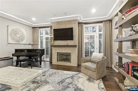 119 Hudson Cove Edgewater NJ 07020