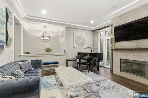 119 Hudson Cove Edgewater NJ 07020