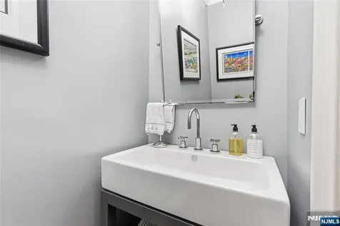 119 Hudson Cove Edgewater NJ 07020