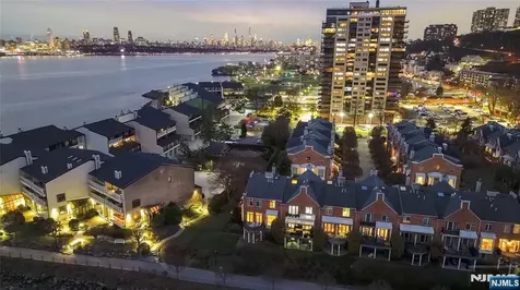 119 Hudson Cove Edgewater NJ 07020
