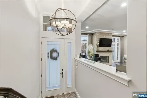 119 Hudson Cove Edgewater NJ 07020