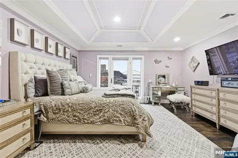 119 Hudson Cove Edgewater NJ 07020