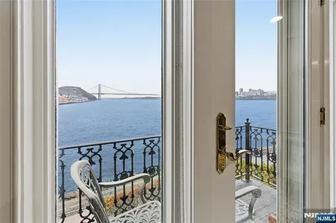 119 Hudson Cove Edgewater NJ 07020