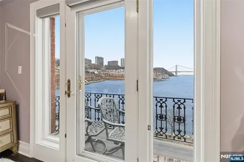 119 Hudson Cove Edgewater NJ 07020
