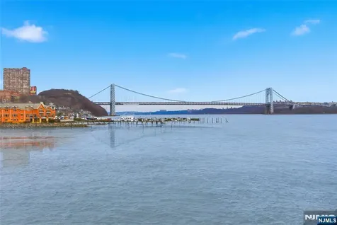 119 Hudson Cove Edgewater NJ 07020