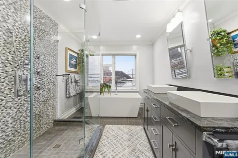 119 Hudson Cove Edgewater NJ 07020