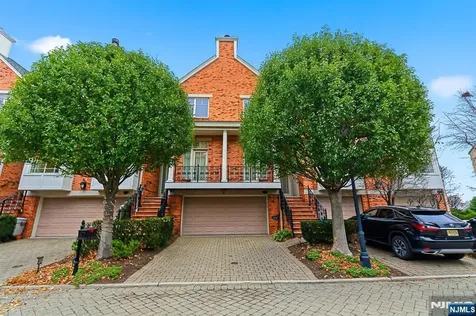 119 Hudson Cove Edgewater NJ 07020