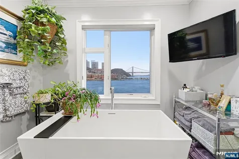 119 Hudson Cove Edgewater NJ 07020