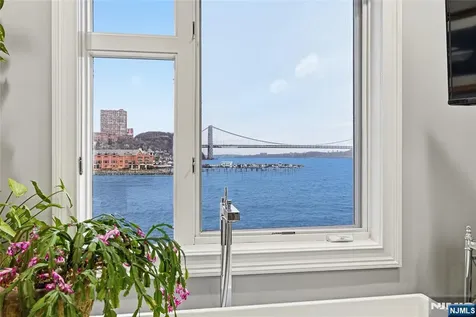 119 Hudson Cove Edgewater NJ 07020