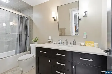 119 Hudson Cove Edgewater NJ 07020