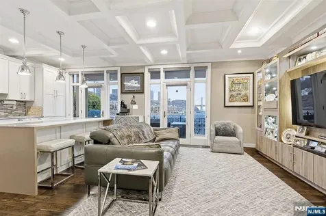 119 Hudson Cove Edgewater NJ 07020