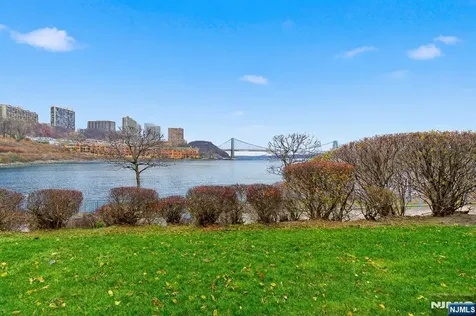 119 Hudson Cove Edgewater NJ 07020