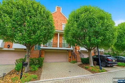119 Hudson Cove Edgewater NJ 07020
