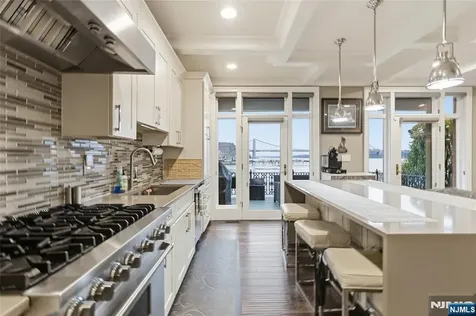 119 Hudson Cove Edgewater NJ 07020
