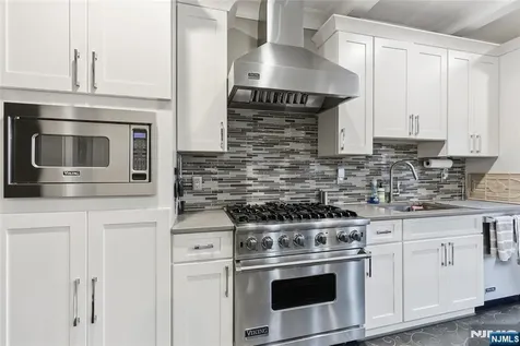 119 Hudson Cove Edgewater NJ 07020