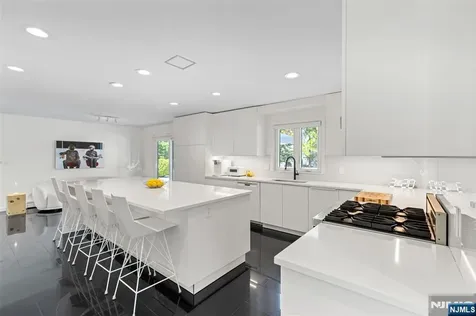 81 Greenwoods Road Old Tappan NJ 07675