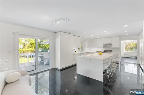 81 Greenwoods Road Old Tappan NJ 07675