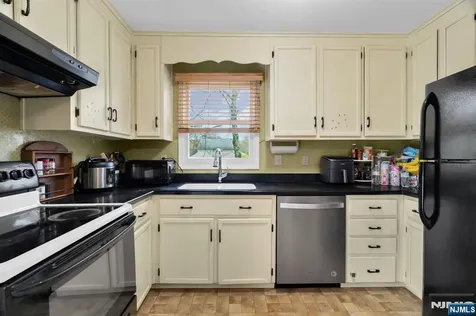 140 Papscoe Road West Milford NJ 07421