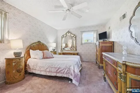 291 S Chestnut Street Twp Of Washington NJ 07676