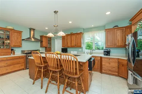 37 Thomas Wayne NJ 07470