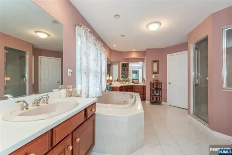 37 Thomas Wayne NJ 07470