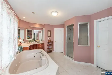 37 Thomas Wayne NJ 07470