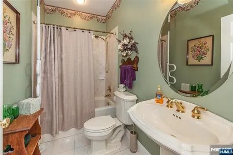 37 Thomas Wayne NJ 07470