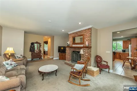 37 Thomas Wayne NJ 07470