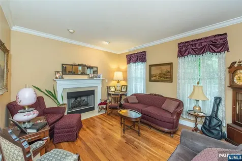 37 Thomas Wayne NJ 07470