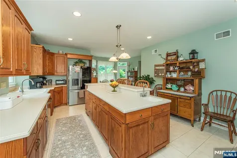 37 Thomas Wayne NJ 07470