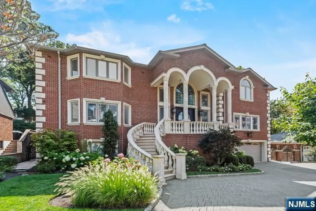 512 Winterburn Grove Cliffside Park NJ 07010