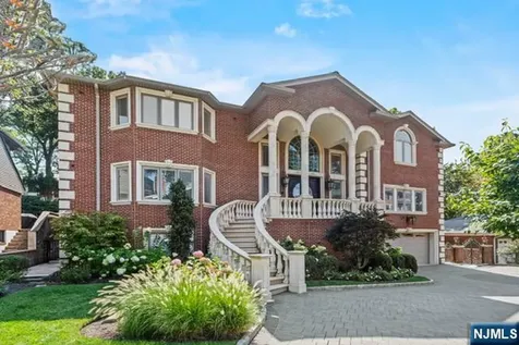512 Winterburn Grove Cliffside Park NJ 07010