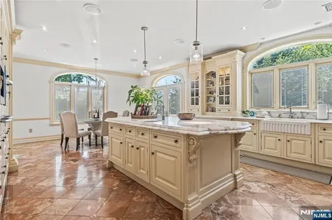 512 Winterburn Grove Cliffside Park NJ 07010
