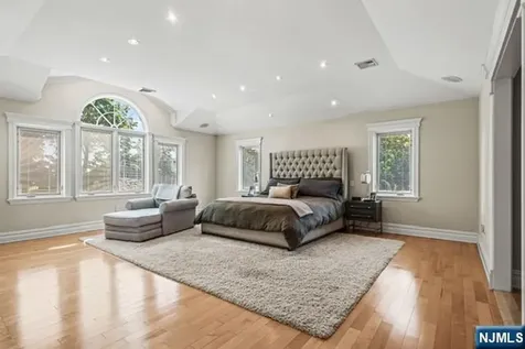 512 Winterburn Grove Cliffside Park NJ 07010