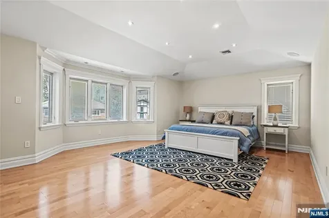 512 Winterburn Grove Cliffside Park NJ 07010