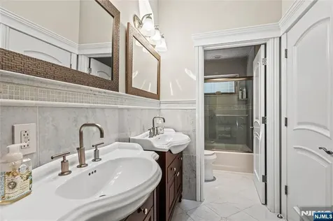 512 Winterburn Grove Cliffside Park NJ 07010
