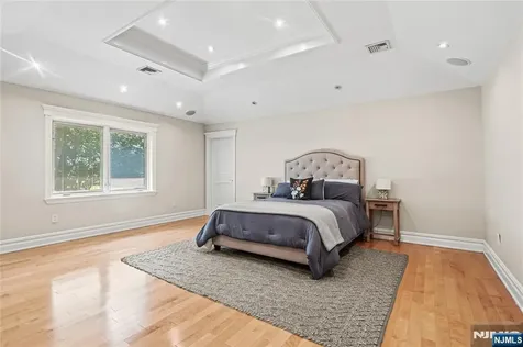 512 Winterburn Grove Cliffside Park NJ 07010